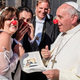 Illustration for article titled New Pope photobombs a wedding